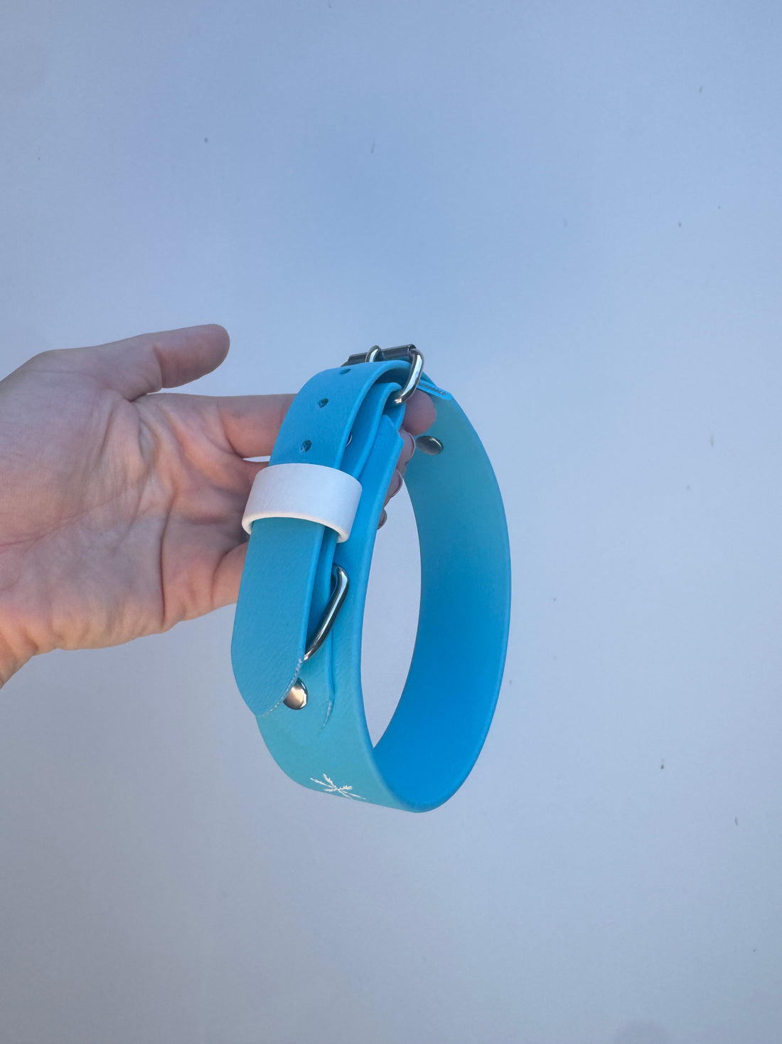 M (35-42cm neck) Light blue/snowflake print (3.8cm wide collar)